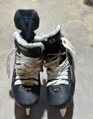 Used Intermediate True Pro Custom Hockey Skates Regular Width Size 5.5