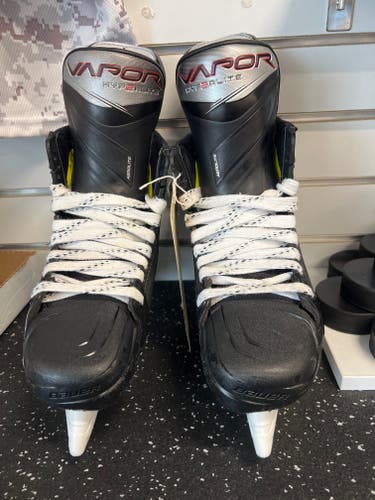 Used Intermediate Bauer Vapor Hockey Skates Regular Width 6