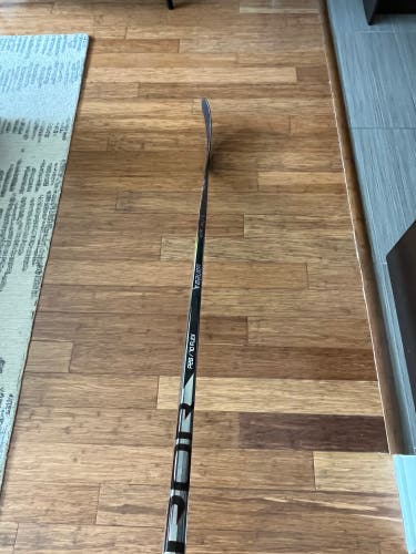 Used Senior Bauer Right Handed P28 Vapor Hyperlite 2 Hockey Stick