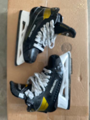 Used Intermediate Bauer Regular Width Size 4 Ultrasonic Hockey Goalie Skates