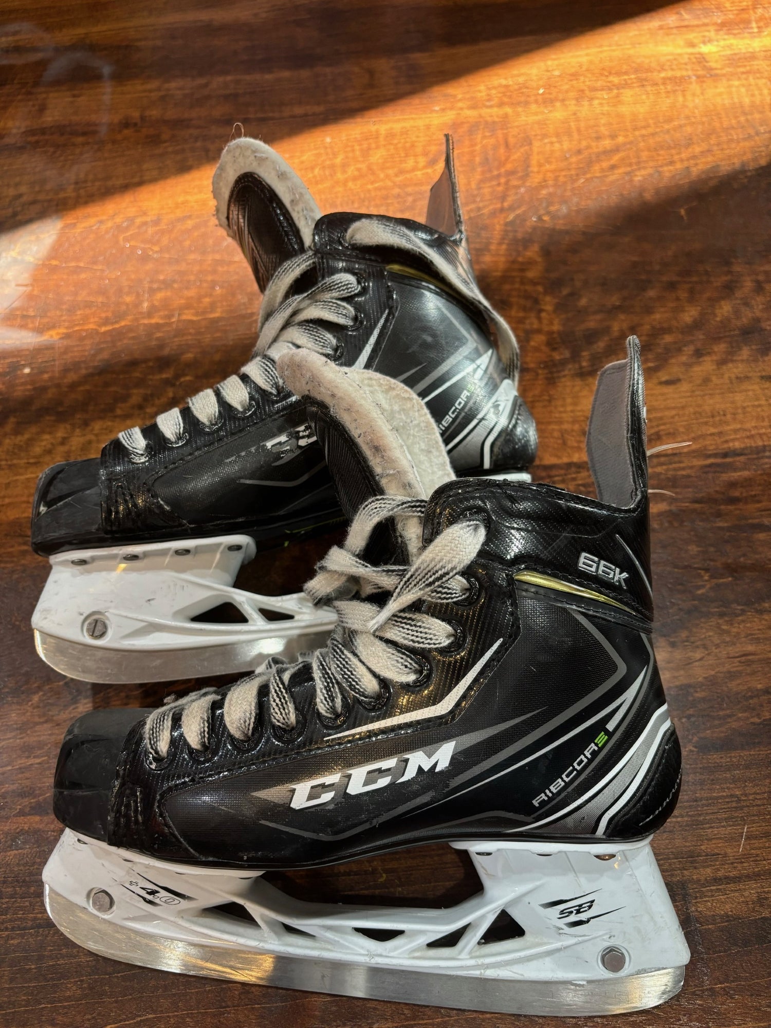 Used Intermediate CCM RibCor 66K Hockey Skates Extra Wide Width Size 5