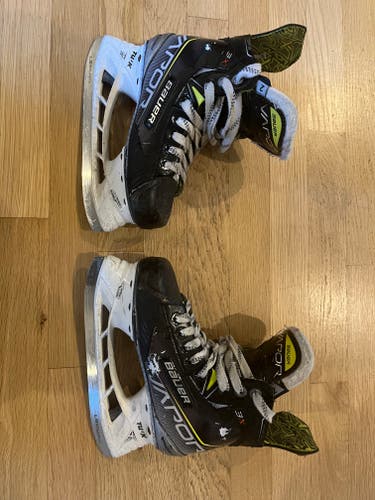 Used Junior Bauer Vapor 3X Hockey Skates Regular Width Size 2