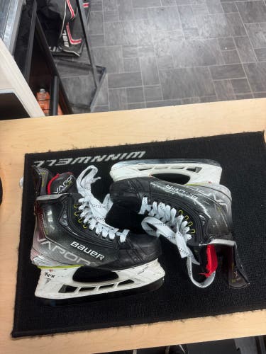 Bauer Vapor Hyperlite Skate w Extra Pair Of Steel