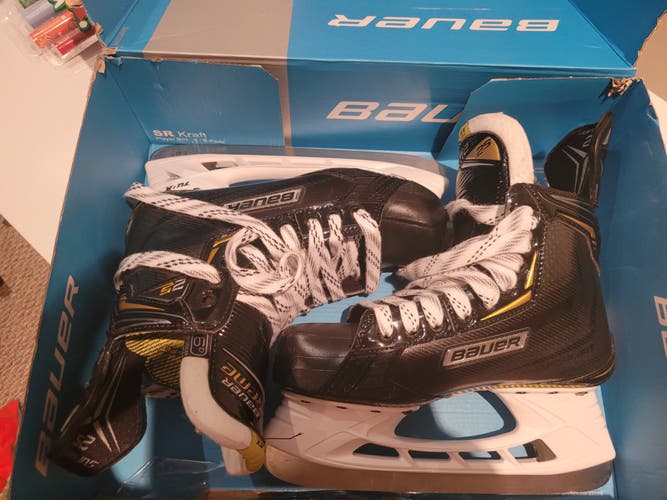 New Senior Bauer 2S Hockey Skates Regular Width Size 6