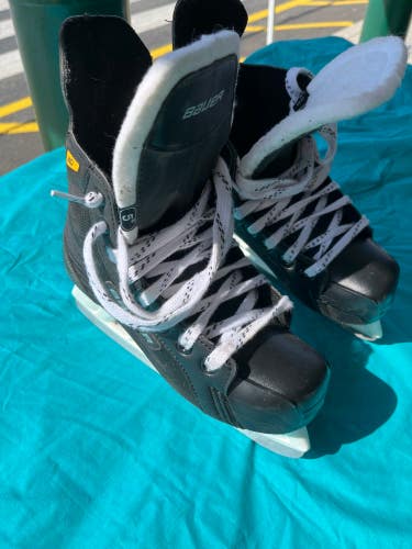 Used Intermediate Bauer Supreme 140 Hockey Skates Regular Width Size 5