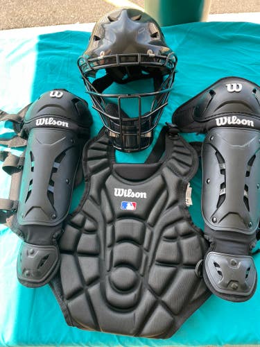 Used Youth Wilson EZ Gear Kit Catcher's Set