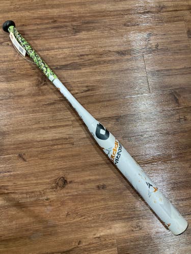 White Used 2017 DeMarini Flipper Bat (-8) Composite 26 oz 34"