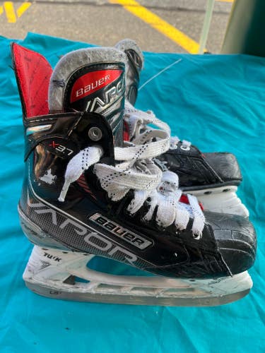 Used Intermediate Bauer Vapor X3.7 Hockey Skates Regular Width 6.5