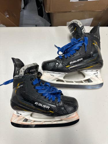 Used Intermediate Bauer Supreme M5 Pro Hockey Skates Regular Width 5