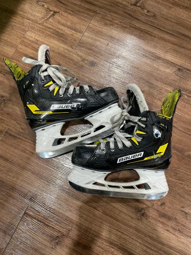 Used Junior Bauer Supreme M4 Hockey Skates Regular Width Size 3.5