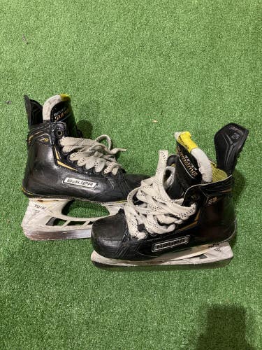 Used Intermediate Bauer Supreme 2S Hockey Skates Regular Width Size 4