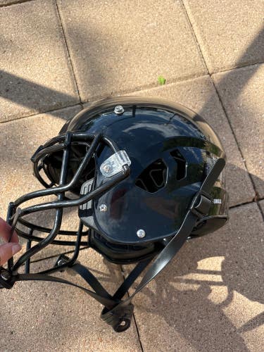 Practically New Youth XS Schutt Vengeance A11 2.0 Helmet