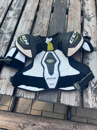 CCM Tacks 4052 Shoulder Pads