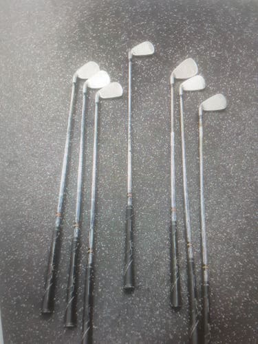 Used Men's TaylorMade r7 Right Handed Iron Set 7 Pieces Steel Shaft