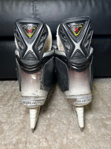 NHL Pro Stock Bauer Vapor HyperLite Size 9.5 D/A Hockey Skates - Isac Lindestrom