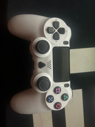 PS4 CONTROLLER WHITE GOOD CONDITION