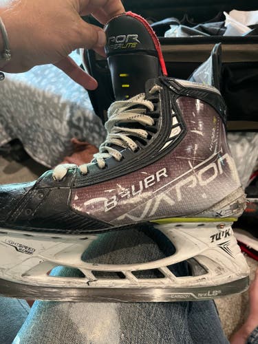 Used Senior Bauer Vapor Hyperlite Hockey Skates Narrow Width 9