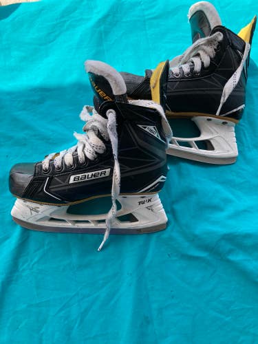 Used Intermediate Bauer Supreme S160 Hockey Skates Regular Width Size 4.5