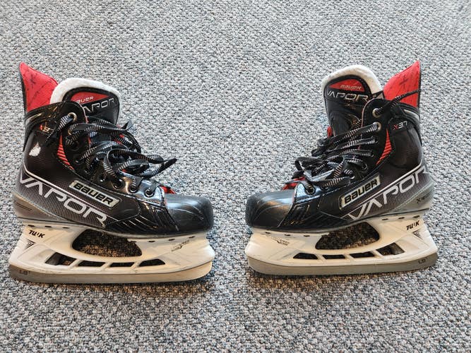 Used Intermediate Bauer Vapor X3.7 Hockey Skates Regular Width Size 5.5