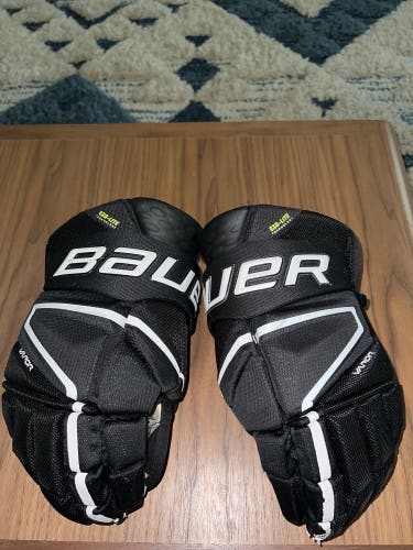 Used  Bauer 14" Vapor Hyperlite Gloves