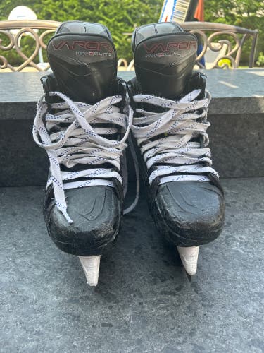 Used Intermediate Bauer Regular Width  Size 4 Vapor Hyperlite 2 Hockey Skates