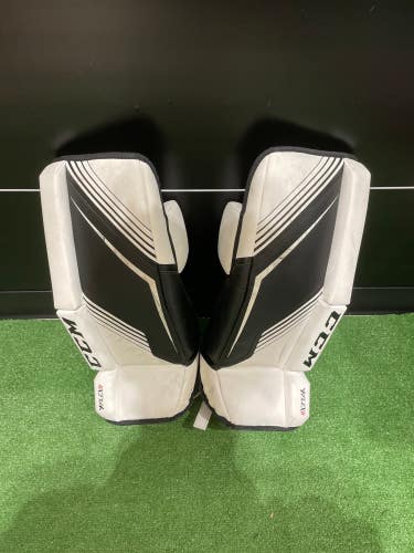 White Used 22" Youth CCM Y Flex Goalie Leg Pads