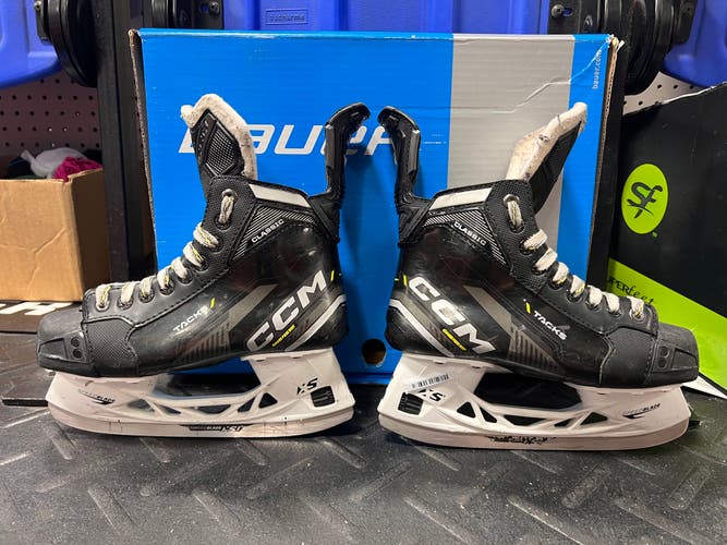 Used Junior CCM Classic Hockey Skates Size 3.5