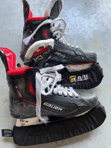 Used Senior Bauer Regular Width 9.5 Vapor 3X Pro Hockey Skates