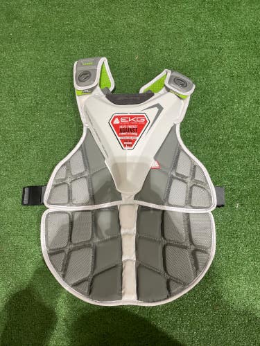 White Used Small/Medium Adult Maverik Max Chest Protector