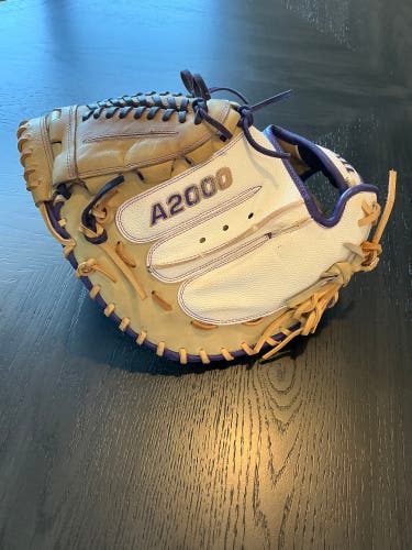 A2000 AM1 Aubree Munro Catchers Mitt