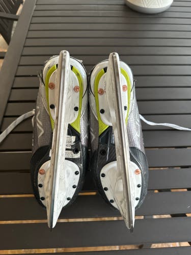 Used Intermediate Bauer Regular Width Size 4.5 Vapor Hyperlite Hockey Skates