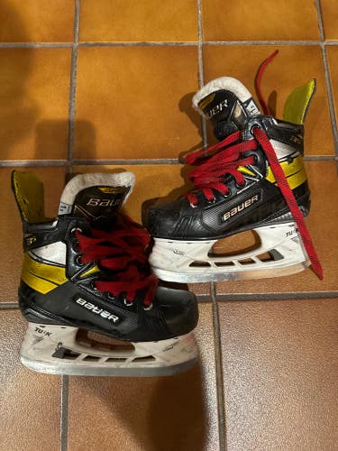 Used Junior Bauer Supreme 3S Hockey Skates Regular Width Size 1.5