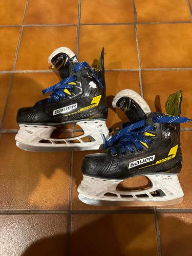 Used Junior Bauer Supreme M4 Hockey Skates Regular Width Size 3