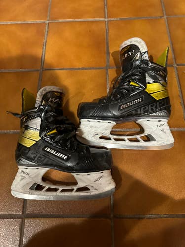 Used Junior Bauer Supreme 3S Hockey Skates Regular Width Size 2