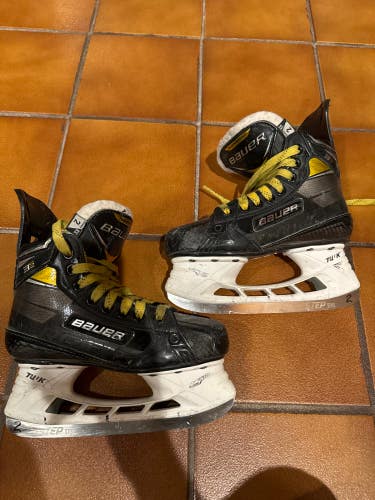 Used Junior Bauer Supreme 3S Pro Hockey Skates Extra Wide Width Size 2