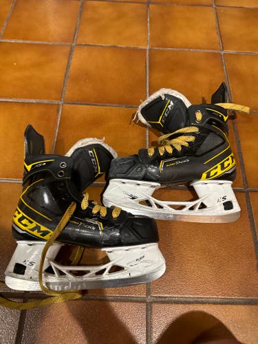 Used Intermediate CCM Super Tacks AS3 Hockey Skates Regular Width Size 4