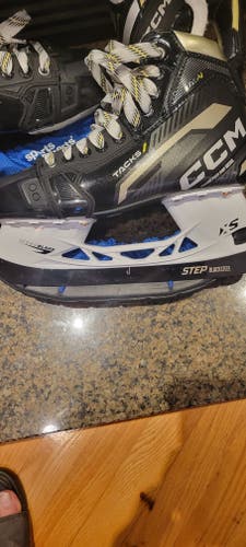 New CCM AS-V Hockey Skates 7.5