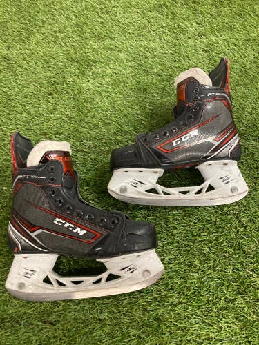 Used Junior CCM JetSpeed FT380 Hockey Skates Regular Width Size 2.5