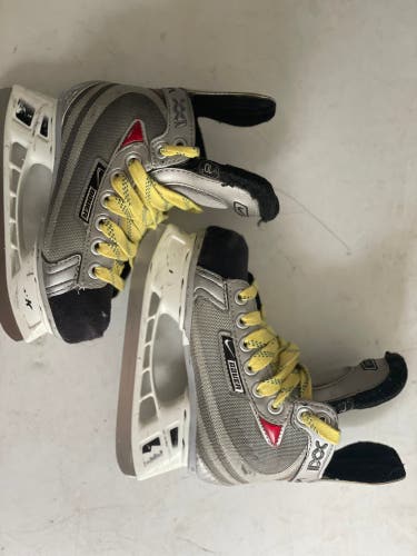 Used Youth Bauer Regular Width  10 Vapor XXII Hockey Skates