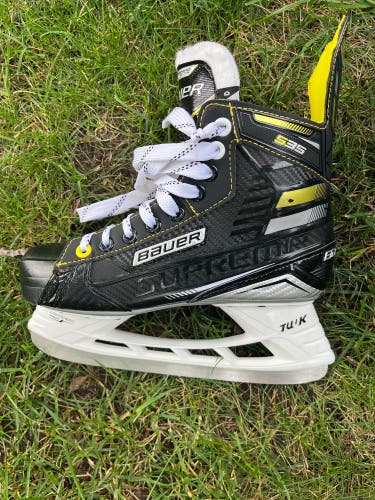 Used Intermediate Bauer Regular Width   Size 4.5 Supreme S35 Hockey Skates