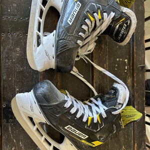 Used Junior Bauer Extra Wide Width Size 2 Supreme Matrix Hockey Skates
