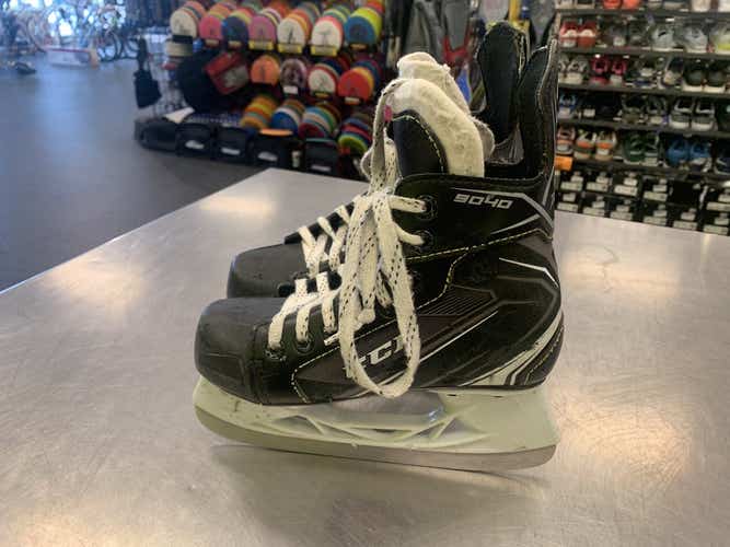 Used Ccm 9040 Junior 01 Ice Hockey Skates