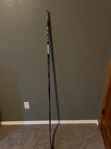 New Intermediate CCM Right Handed P28 Jetspeed FT7 Pro Hockey Stick