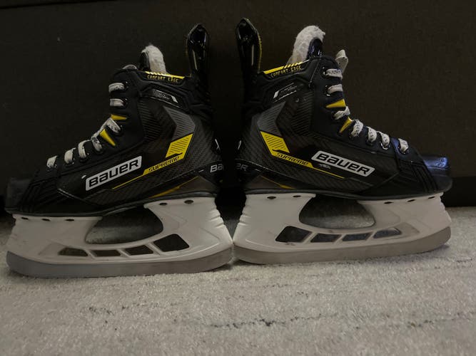 Used Junior Bauer Regular Width Size 2 Supreme Ignite Pro+ Hockey Skates
