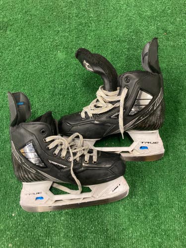 Used Intermediate True Pro Custom Hockey Skates Regular Width 6