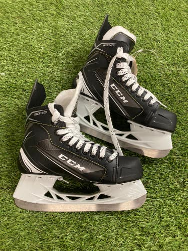 Used Intermediate CCM 9040 Hockey Skates Regular Width Size 5