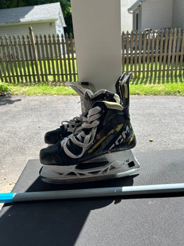 Used Senior CCM AS-V Pro Hockey Skates SIZE 8