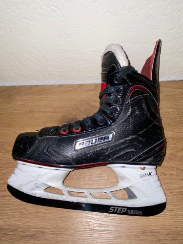 Used Junior Bauer Regular Width Size 3.5 Vapor X700 Hockey Skates