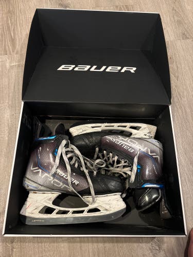 Used Senior Bauer Regular Width Pro Stock 9.5 Vapor Hyperlite Hockey Skates