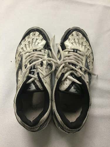 Used Mizuno Senior 8 Volleyball Shoes